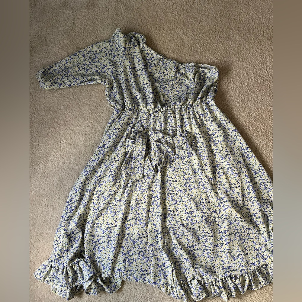 One shoulder quarter sleeve dress. Size is3x fits like a 1x. BUST is 42 inches.